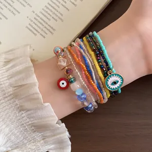 Detailansicht des böhmischen bunten Perlenarmband-Sets mit Evil Eye Anhänger