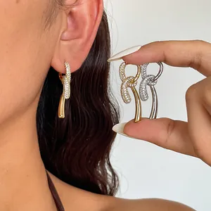 Boucles d'Oreilles Créoles Géométriques à Nœud en Zircone Plaquées Or 18K pour Femmes Bijoux Personnalisés Style Ins