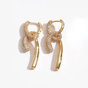 Élégantes boucles d'oreilles nœud plaquées or 18 carats avec accents de zircone.