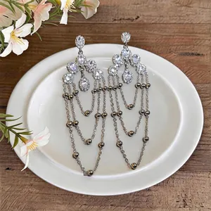 Elegante silberne Quastenohrringe mit ovalem Zirkonia und Perlenketten