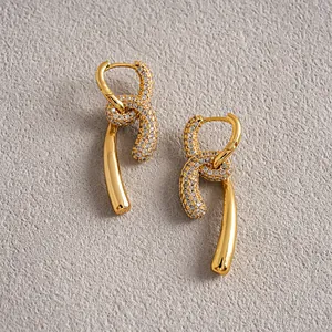 Détail des boucles d'oreilles nœud plaquées or 18 carats avec pavé de zircons