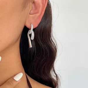 Boucles d'oreilles nœud en argent avec zircone portées à l'oreille, vue détaillée