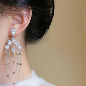 Detalle de pendientes de plata con borlas de circonita en cascada de estilo elegante.