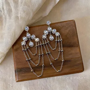 Pendientes de plata tipo candelabro con circonitas ovales y detalles de borlas elegantes