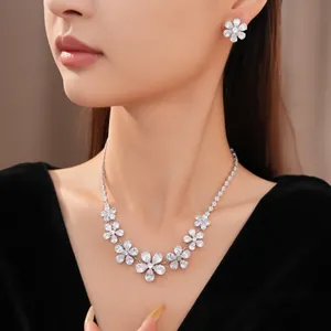 Elegantes Set aus Silber-Zirkon-Blumenhalskette und passenden Ohrringen am Modell