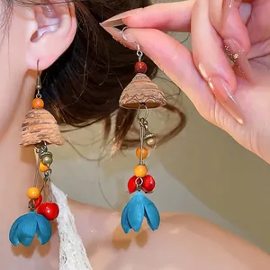 Boucles d'oreilles ethniques en bois avec pendentifs graines et boutons bleus