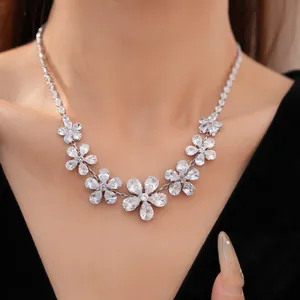 Nahaufnahme einer eleganten Zirkonia-Blumenhalskette an einem Modell für den Alltag.