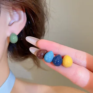 Minimalistische Emaille-Ohrstecker in Tropfenform in verschiedenen kräftigen Farben