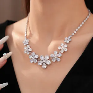 Detailaufnahme einer exquisiten Zirkonia-Blumenkette für einen glamourösen und eleganten Look
