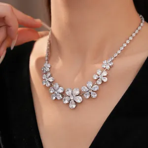 Detailansicht einer funkelnden Zirkonia-Blumenkette am Hals eines Models für einen edlen Look.