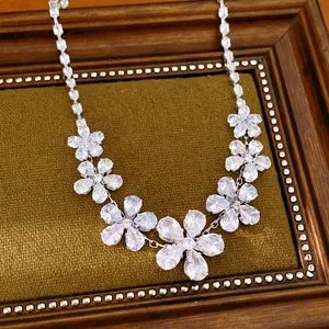 Nahaufnahme der eleganten silbernen Halskette mit funkelnden Zirkonia-Blumenanhängern