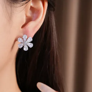 Elegante Zirkonia Blumenohrstecker am Ohr für einen zarten und anspruchsvollen Look