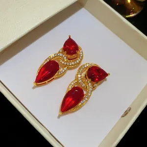 Luxe 18k goud vergulde druppeloorbellen met robijnrode stenen en sprankelende zirkonia