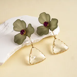 Élégantes boucles d'oreilles vintage fleurs en acrylique vert et gouttes de cristal triangle