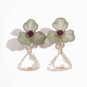 Élégantes boucles d'oreilles vintage fleurs acrylique et cristal facetté pour femme.