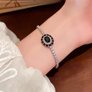 Elegant Frans stijl armbandje met ovale zirkoon en zwarte edelsteen om de pols gedragen