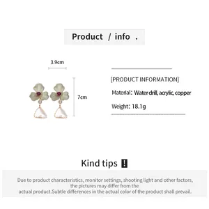 Vue détaillée montrant les dimensions et matériaux des boucles d'oreilles florales.