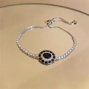 Elegante zilverkleurige armband met ovale zirkoon hanger en verstelbare schuifsluiting
