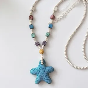 Collana di perle colorate in pietra lavica con un ciondolo a forma di stella marina