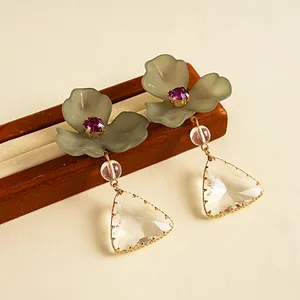 Détail de boucles d'oreilles fleur en acrylique et cristal triangulaire vintage