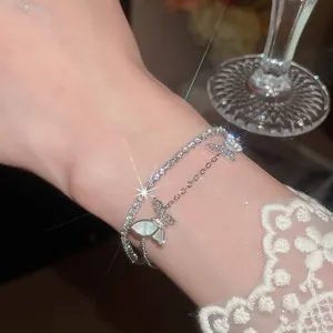 Detailansicht eines zweilagigen Silberarmbands mit Schmetterlingsanhängern und Zirkonia