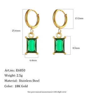 Elegante 18K vergoldete Edelstahl-Creolen mit rechteckigem grünem Smaragd-Stein