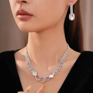 Luxuriöses Strass-Halsketten- und Ohrring-Set mit ovalem Anhänger für Gala-Anlässe