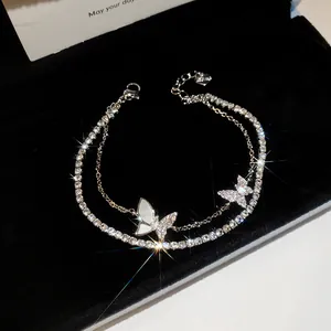 Detailansicht eines zweilagigen Armbands mit funkelnden Zirkonen und Schmetterlingen