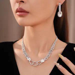 Elegantess Halsketten- und Ohrring-Set mit Strasssteinen und ovalen Kristallanhängern