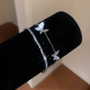 Detailaufnahme eines funkelnden Silber-Schmetterling-Doppelschicht-Zirkonia-Armbands auf Samt