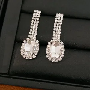 Detailaufnahme eleganter ovaler Strass-Ohrhänger mit funkelnden Cluster-Elementen.