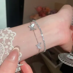 Elegantes zweilagiges Schmetterlingsarmband mit Zirkonia-Detail am Handgelenk