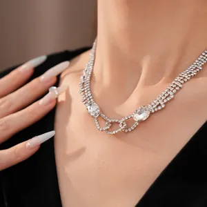 Elegante mehrreihige versilberte Strasskette mit ovalen Kristallanhängern für Damen