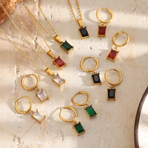 Detail eines 18K vergoldeten Edelstahlschmucksets mit quadratischen Edelsteinanhängern.