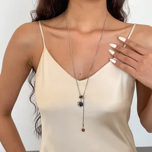 Elegante Halskette aus Edelstahl mit Hexagramm-Anhänger an Modell im Satinkleid