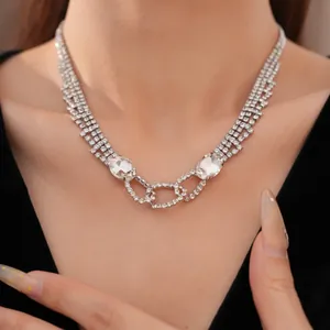 Detaillierte Ansicht einer eleganten Halskette mit ovalem Strass-Anhänger an einem Frauenhals