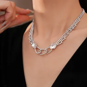 Nahaufnahme einer eleganten Strass-Halskette mit ovalem Anhänger für Damen