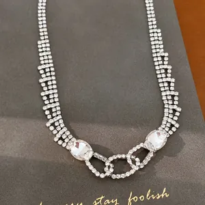 Nahaufnahme einer eleganten Strasskette mit ovalen Kristallen und Silberfinish