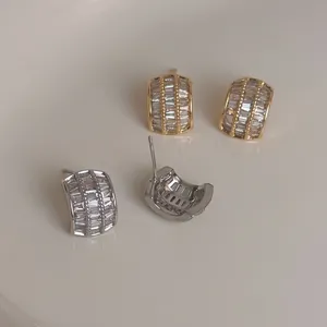 Elegante halbbogenförmige Ohrstecker in Gold und Silber mit funkelndem Zirkonia-Besatz