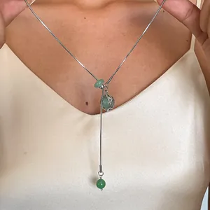 Detail der Vintage-Edelstahlkette mit grünen Steinperlen und Sternkäfig-Anhänger