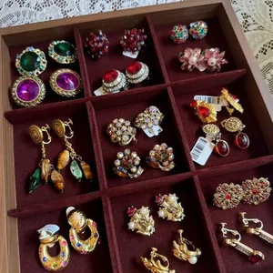 Sortiment an Vintage-Ohrringen mit bunten Strasssteinen in einer Schmuckschatulle