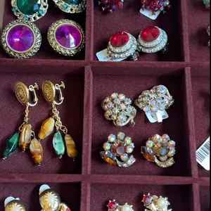 Sammlung von verschiedenen Vintage-Ohrsteckern mit Strasssteinen in einer Schmuckschale