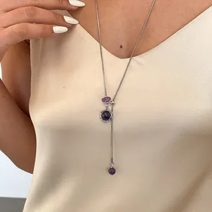 Detailansicht der silbernen Edelstahlkette mit lila Perlen und sechseckigem Sternanhänger.