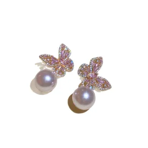 Elegante Schmetterling Ohrstecker mit rosa Kristallen und runden lila Perlen im Vintage-Stil