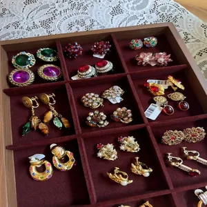 Vielfältige Sammlung von Vintage-Kristallohrringen in einer edlen Schmuckschatulle aus Holz