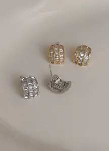 Detaillierte Ansicht goldener und silberner Creolen mit funkelnden Baguette-Zirkonia