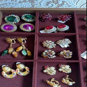 Detailansicht einer Vintage-Schmuckkollektion mit Strass- und Kristallohrringen
