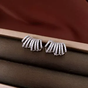 Nahaufnahme von luxuriösen Vintage-Ohrringen mit funkelndem Diamantbesatz und Design