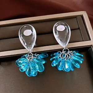 Detailansicht von eleganten Vintage-Ohrringen mit blauen Tropfenperlen in einer Box