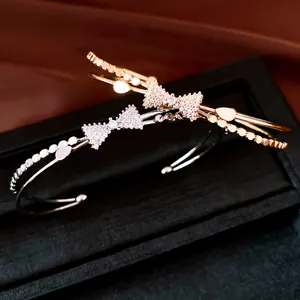 Nahaufnahme der eleganten, mit Zirkonia besetzten Schleife an doppellagigen Armreifen
